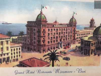 Probabilmente risalente agli anni 20 � l�ampliamento del vecchio Hotel Astoria in via Bozzi, nel quartiere Umbertino: prevedeva un�elegante struttura in stile eclettico a pi� livelli conclusa in due angoli da raffinate cupole, che avrebbe preso il nome di grand hotel ristorante Miramare